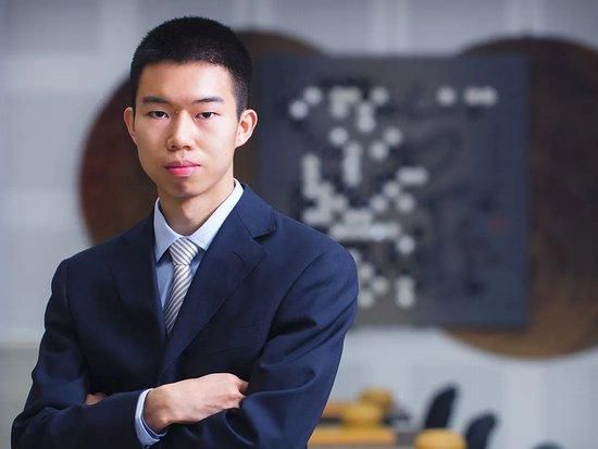 宇文英衣冠楚楚残暴至极，视人命如草芥，其门下爪牙贺秋风（刘奔 饰）和黑脚（康轩饰）尽显阴险和狠毒